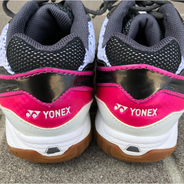 YONEX(ヨネックス)のバドミントン　シューズ　24cm スポーツ/アウトドアのテニス(シューズ)の商品写真