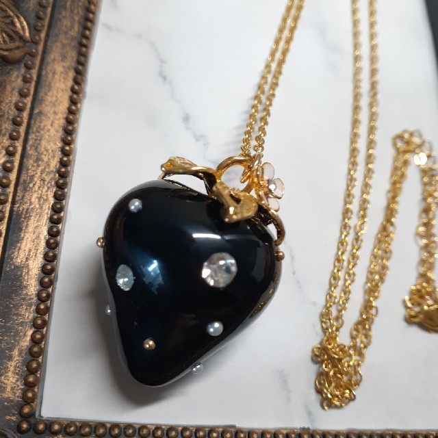 black strawberry necklace 黒苺 いちご ネックレス 大 ハンドメイドのアクセサリー(ネックレス)の商品写真