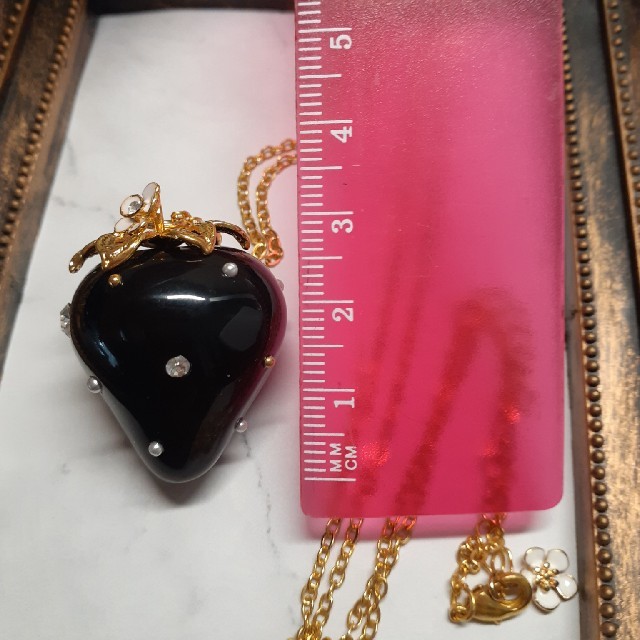 black strawberry necklace 黒苺 いちご ネックレス 大 ハンドメイドのアクセサリー(ネックレス)の商品写真