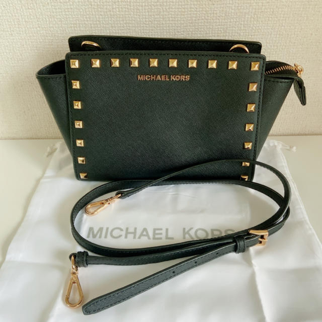 Michael Kors(マイケルコース)のMichaelKors スタッズショルダーバッグ（ブラック） レディースのバッグ(ショルダーバッグ)の商品写真