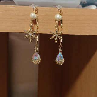 スワロフスキー(SWAROVSKI)の～Snow  drop～   〈樹脂ノンホールピアス〉(ピアス)