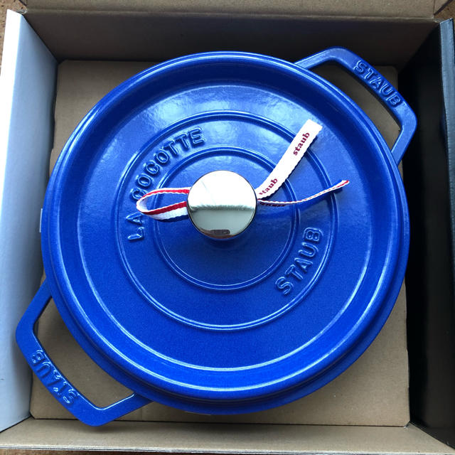 STAUB(ストウブ)のストウブ　ピコ・ココット　ラウンド　22cm  2020年数量限定　ブルーベリー インテリア/住まい/日用品のキッチン/食器(鍋/フライパン)の商品写真