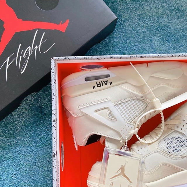 NIKE(ナイキ)の新品未使用 NIKE AIR JORDAN4 Off-White レトロ SP レディースの靴/シューズ(スニーカー)の商品写真