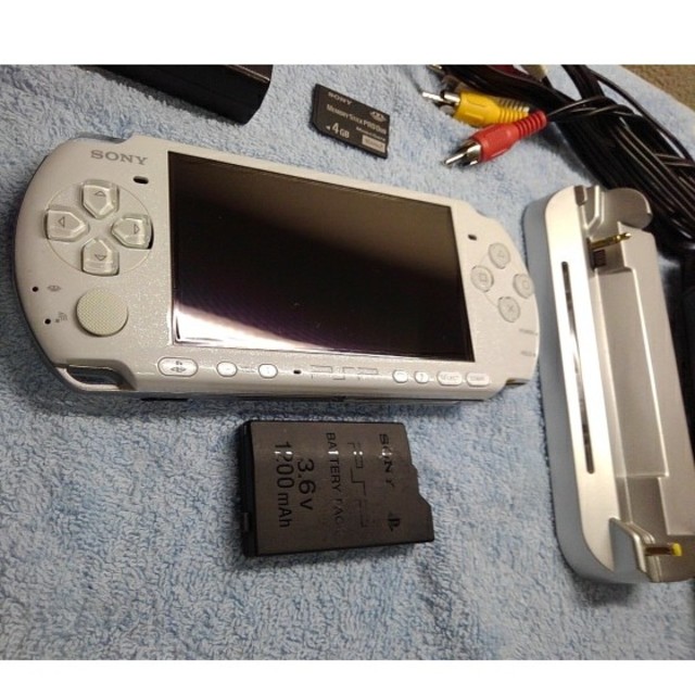 PlayStation Portable(プレイステーションポータブル)のPSP3000 パールホワイト　セット売り エンタメ/ホビーのゲームソフト/ゲーム機本体(携帯用ゲーム機本体)の商品写真