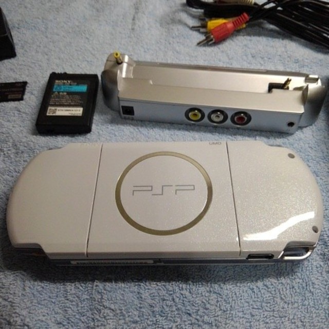 PlayStation Portable(プレイステーションポータブル)のPSP3000 パールホワイト　セット売り エンタメ/ホビーのゲームソフト/ゲーム機本体(携帯用ゲーム機本体)の商品写真