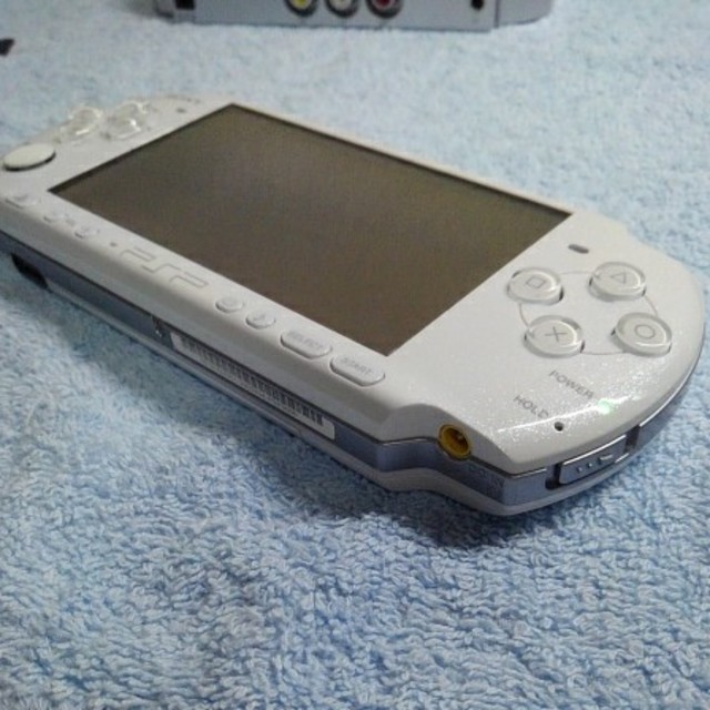 PlayStation Portable(プレイステーションポータブル)のPSP3000 パールホワイト　セット売り エンタメ/ホビーのゲームソフト/ゲーム機本体(携帯用ゲーム機本体)の商品写真