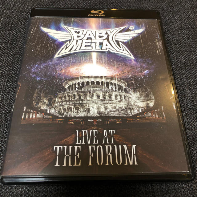 BABYMETAL(ベビーメタル)のBABYMETAL LIVE AT THE FORUM Blu-ray エンタメ/ホビーのDVD/ブルーレイ(ミュージック)の商品写真