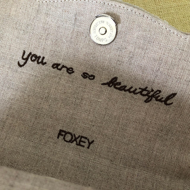 未使用　FOXEY リネン生地ｘウッドビーズ刺繍　パーティバッグ