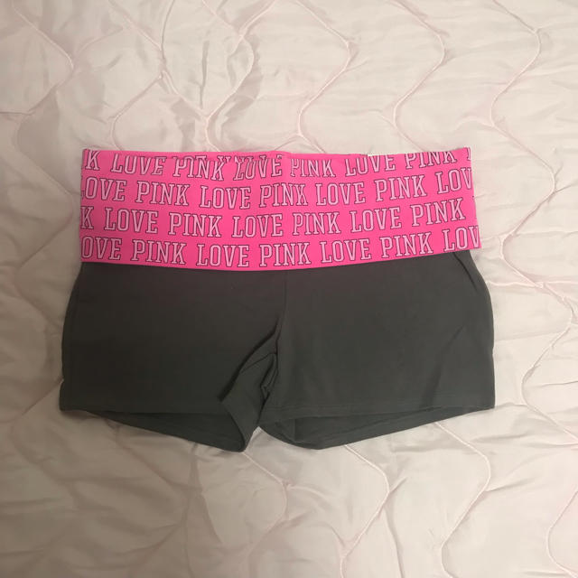 Victoria's Secret(ヴィクトリアズシークレット)の⭐️未使用⭐️PINK／ショートヨガパンツ レディースのパンツ(ショートパンツ)の商品写真