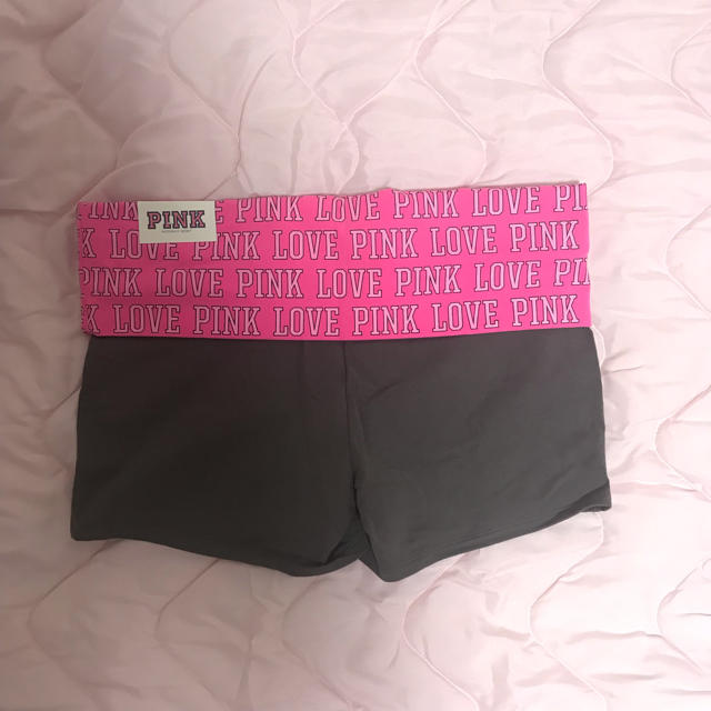 Victoria's Secret(ヴィクトリアズシークレット)の⭐️未使用⭐️PINK／ショートヨガパンツ レディースのパンツ(ショートパンツ)の商品写真