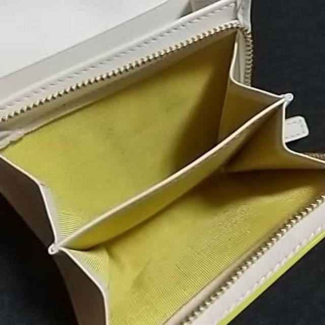 agnes b.(アニエスベー)のアニエスベー　ａｇｎèｓ ｂ．　ホワイト　二つ折り財布 レディースのファッション小物(財布)の商品写真