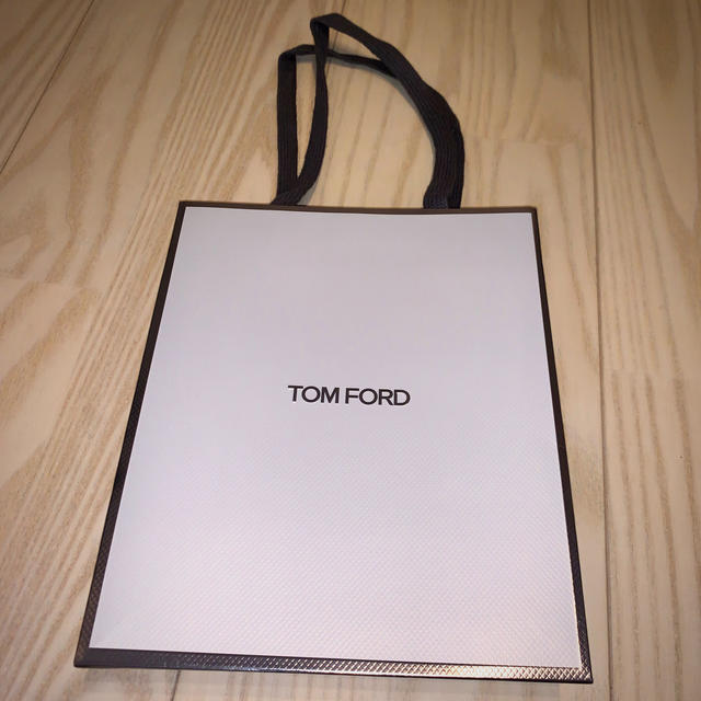 TOM FORD(トムフォード)のトムフォードビューティー　ショップ袋　包紙付 レディースのバッグ(ショップ袋)の商品写真