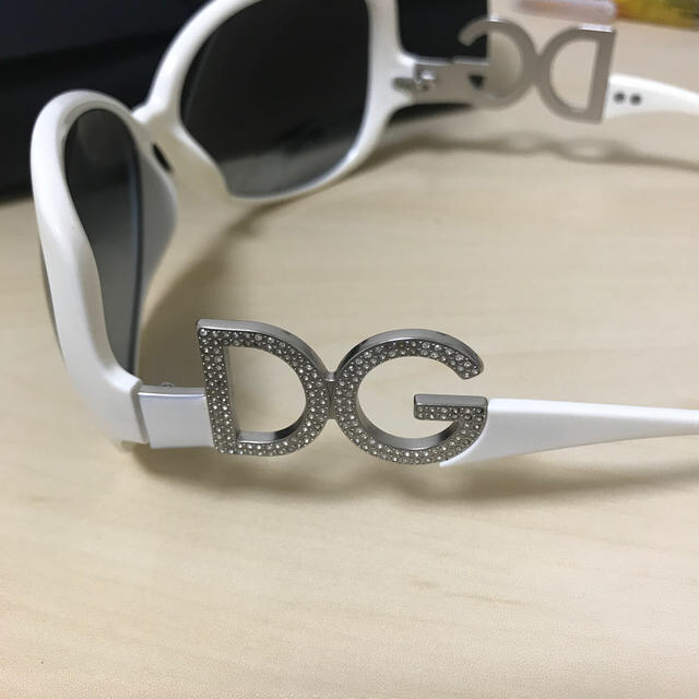 D&G(ディーアンドジー)のD&Gサイドロゴエンブレムサングラス レディースのファッション小物(サングラス/メガネ)の商品写真