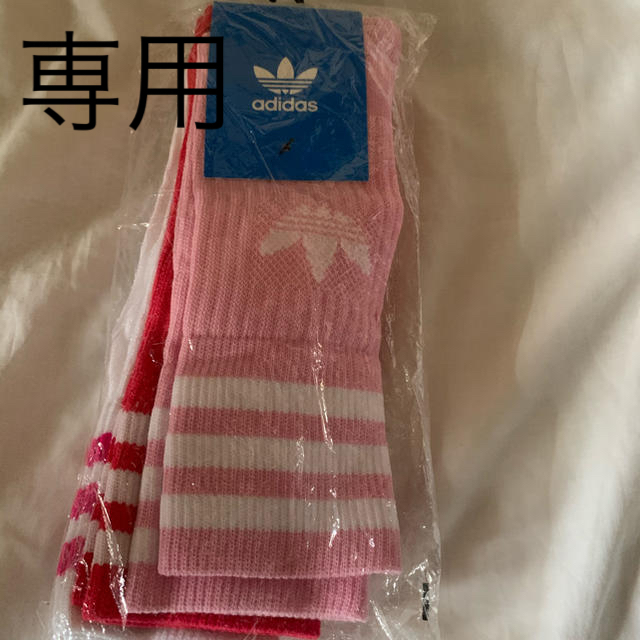 adidas(アディダス)の新品　アディダス  オリジナル　ソックス　クルー丈　ショッキングピンク レディースのレッグウェア(ソックス)の商品写真