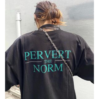 フーズフーギャラリー(WHO'S WHO gallery)のPERVERT NORMビッグシルエットロゴTEE(Tシャツ(長袖/七分))