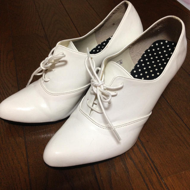 ESPERANZA(エスペランサ)のホワイト パンプス レディースの靴/シューズ(ハイヒール/パンプス)の商品写真