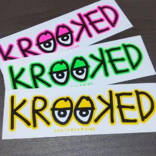 クルキッド(KROOKED)の(縦5.8cm横18cm)KROOKED ステッカー　１枚のお値段(スケートボード)