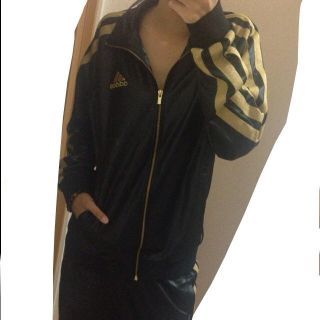 adidas - adidas黒金ジャージ上下の通販 by 💋's shop|アディダスなら