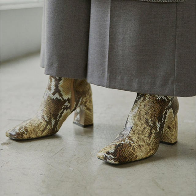 Ameri VINTAGE(アメリヴィンテージ)のAMERI VINTAGE SQUARE HELPFUL BOOTS レディースの靴/シューズ(ブーツ)の商品写真
