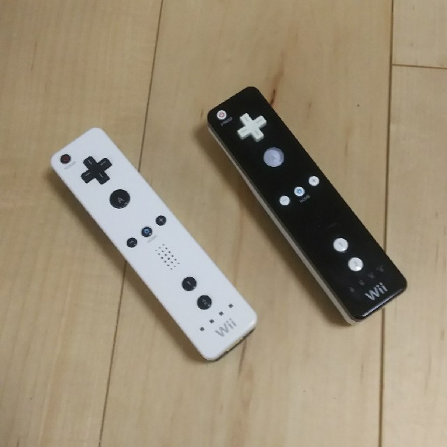 Wii(ウィー)のwiiリモコン 2本セット エンタメ/ホビーのゲームソフト/ゲーム機本体(家庭用ゲーム機本体)の商品写真