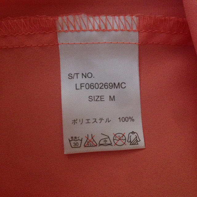 LOWRYS FARM(ローリーズファーム)のサーモンピンク シャツ レディースのトップス(Tシャツ(長袖/七分))の商品写真