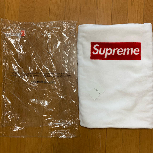 Supreme(シュプリーム)のSUPREME  シュプリーム ビーチタオル バスタオル BOX LOGO インテリア/住まい/日用品の日用品/生活雑貨/旅行(タオル/バス用品)の商品写真