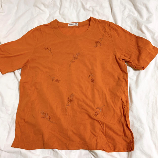 チューリップ刺繍入り テラコッタ色Tシャツ レディースのトップス(シャツ/ブラウス(半袖/袖なし))の商品写真