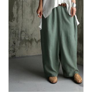 アンティカ(antiqua)の美品 アンティカ 季節を超えて愛される麻100％サルエルパンツ カーキグリーン(サルエルパンツ)