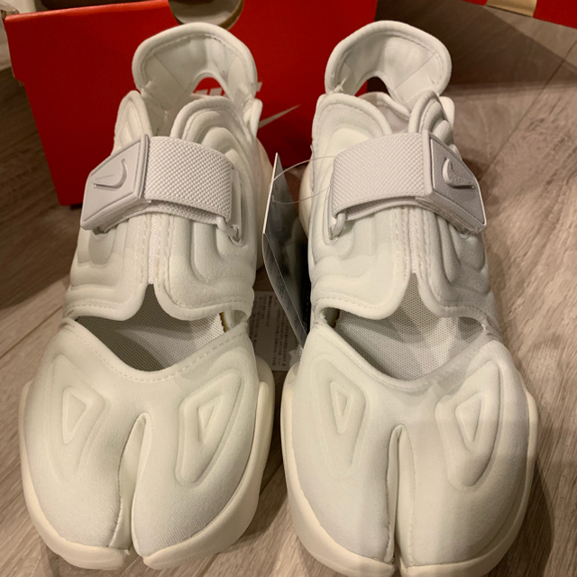 アクアリフ】 NIKE - アクアリフト 白 24cmの通販 by ただっち's shop 人気オーダー アクアリフト 白 24cm NIKE スニーカー