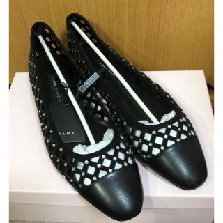 ザラ(ZARA)のZARA ストーンフラットシューズ(バレエシューズ)