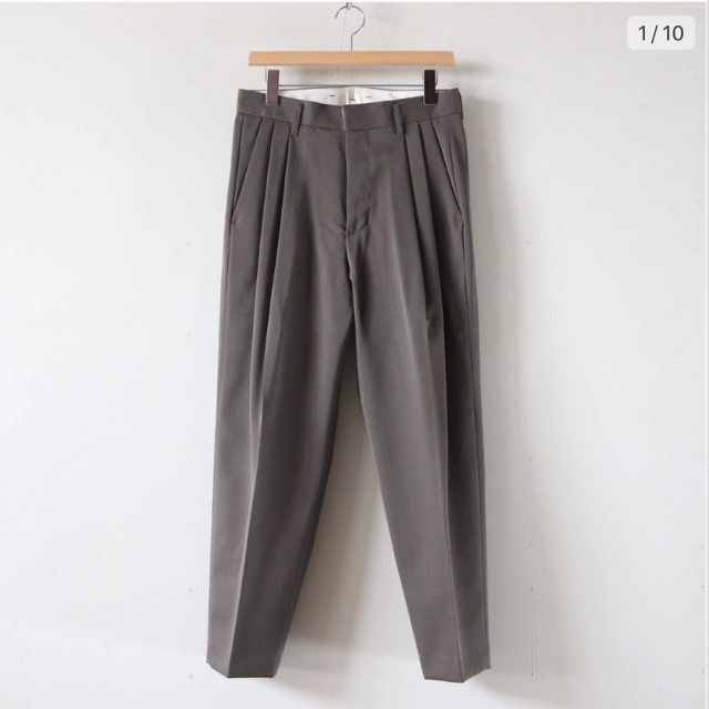 UNUSED(アンユーズド)のstein TWO TUCK WIDE TROUSERS BR.KHAKI  メンズのパンツ(スラックス)の商品写真