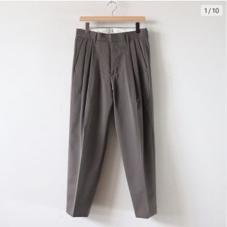 アンユーズド(UNUSED)のstein TWO TUCK WIDE TROUSERS BR.KHAKI (スラックス)