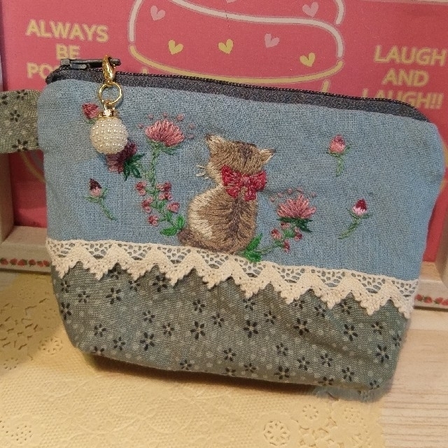 お花と猫の刺繍ポーチ✩.*˚黄昏にゃんこ レディースのファッション小物(ポーチ)の商品写真