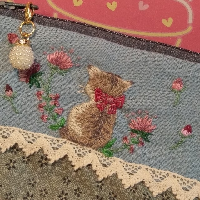 お花と猫の刺繍ポーチ✩.*˚黄昏にゃんこ レディースのファッション小物(ポーチ)の商品写真