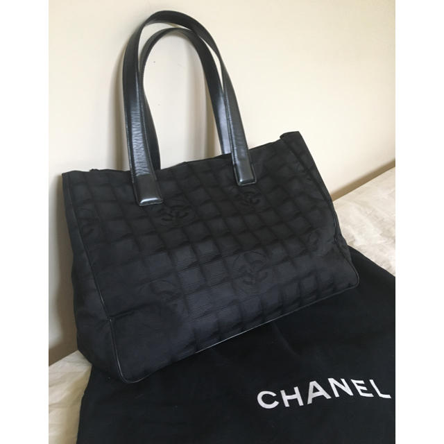 CHANEL(シャネル)の（美品）シャネルニュートラベルライントートMMサイズ レディースのバッグ(トートバッグ)の商品写真