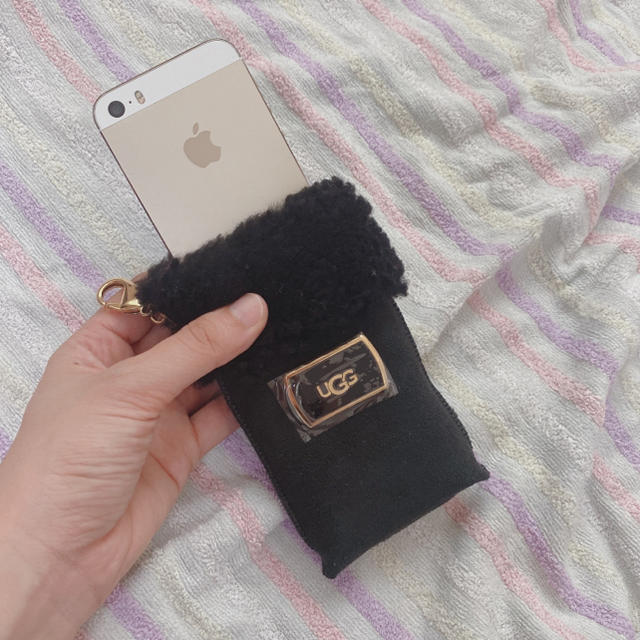 UGG(アグ)のUGG 小物入れ スマホ/家電/カメラのスマホアクセサリー(iPhoneケース)の商品写真