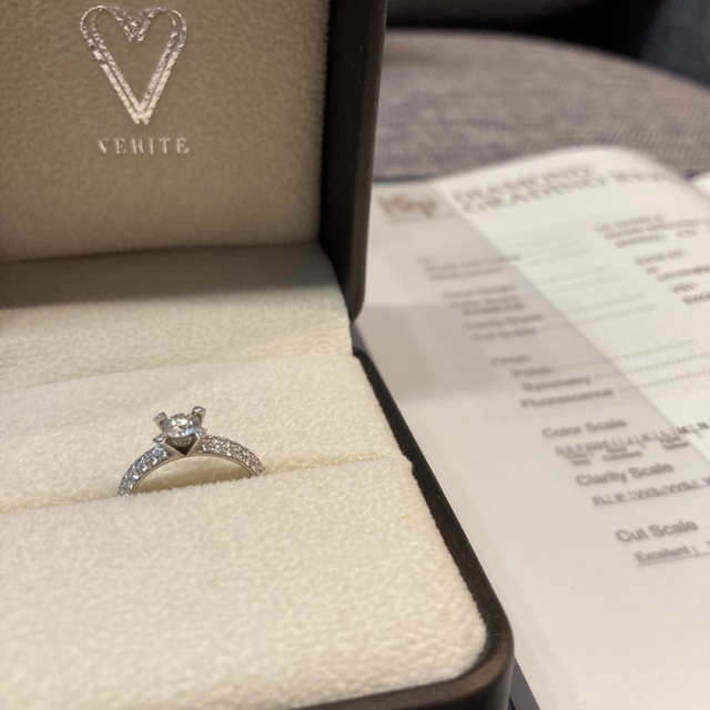お値下げ　立て詰め　ダイヤモンドリング　VERITE  0.316ct レディースのアクセサリー(リング(指輪))の商品写真