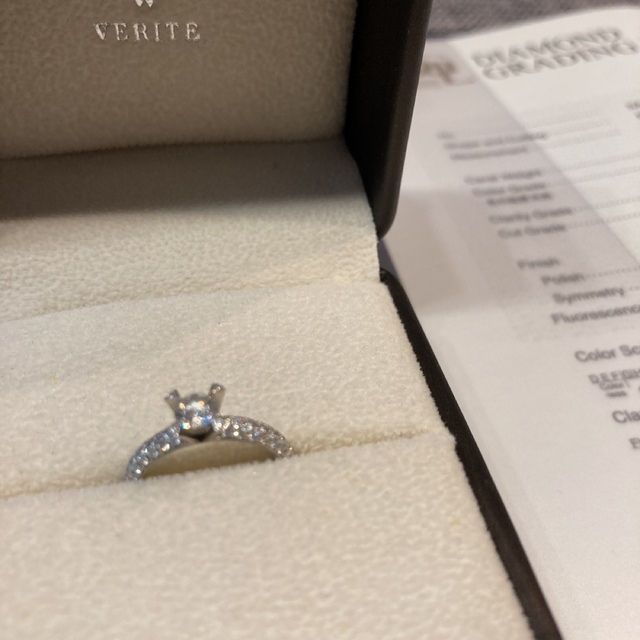 お値下げ　立て詰め　ダイヤモンドリング　VERITE  0.316ct レディースのアクセサリー(リング(指輪))の商品写真