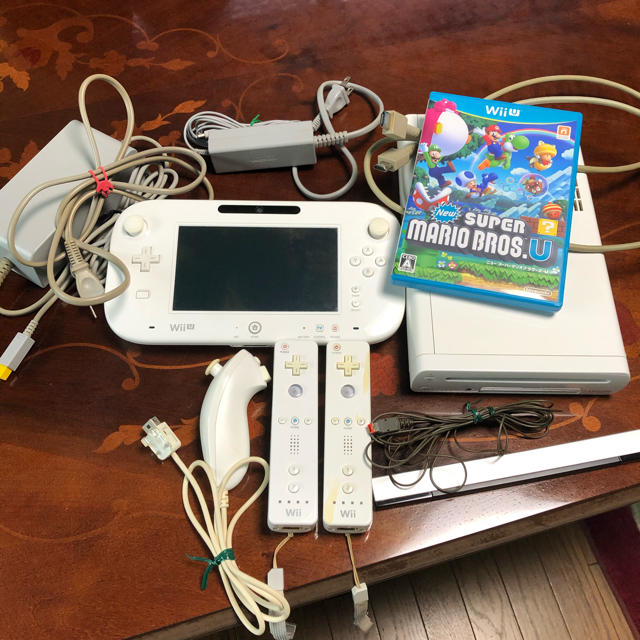 Wii U(ウィーユー)のWiiU本体とスーパーマリオブラザーズU エンタメ/ホビーのゲームソフト/ゲーム機本体(家庭用ゲーム機本体)の商品写真