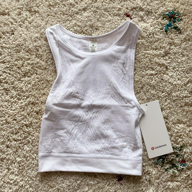 lululemon(ルルレモン)の新品✨ルルレモン♡Reveal Crop Top Lattice Paisley スポーツ/アウトドアのトレーニング/エクササイズ(ヨガ)の商品写真