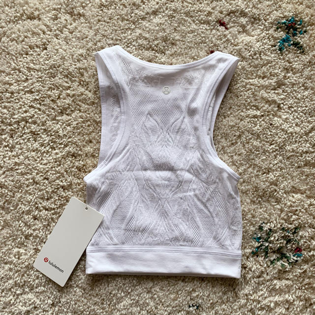 lululemon(ルルレモン)の新品✨ルルレモン♡Reveal Crop Top Lattice Paisley スポーツ/アウトドアのトレーニング/エクササイズ(ヨガ)の商品写真