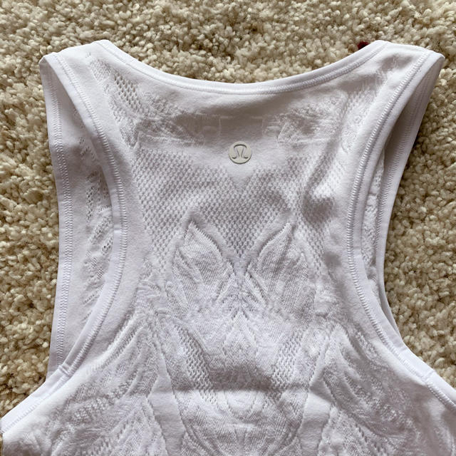 lululemon(ルルレモン)の新品✨ルルレモン♡Reveal Crop Top Lattice Paisley スポーツ/アウトドアのトレーニング/エクササイズ(ヨガ)の商品写真