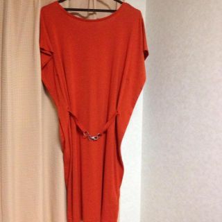 エイチアンドエム(H&M)のH＆M オレンジワンピ(ひざ丈ワンピース)