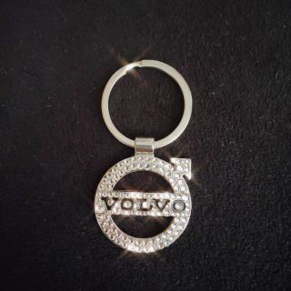 ボルボ(Volvo)のVOLVO キーホルダー キラキラ エンブレム型(車外アクセサリ)