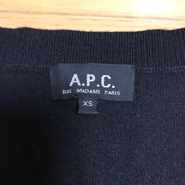 A.P.C(アーペーセー)のA.P.C.ニットカーディガン　XSサイズ　黒 メンズのトップス(カーディガン)の商品写真