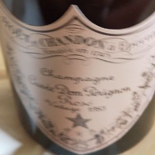 ドンペリニヨン(Dom Pérignon)のドン・ペリニヨンのロゼです。伝説の１９８５物です‼️ 箱付で格安で出品します❗️(シャンパン/スパークリングワイン)