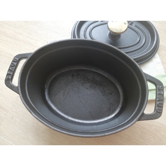 STAUB(ストウブ)のストウブ STAUB オーバル 17cm インテリア/住まい/日用品のキッチン/食器(鍋/フライパン)の商品写真