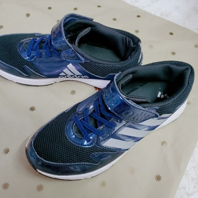 adidas(アディダス)のアディダススニーカー23.5センチ キッズ/ベビー/マタニティのキッズ靴/シューズ(15cm~)(スニーカー)の商品写真