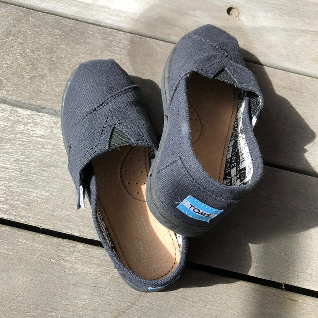 TOMS(トムズ)のTOMS ブラック キャンバスキッズアルパルガータ キッズ/ベビー/マタニティのベビー靴/シューズ(~14cm)(スリッポン)の商品写真