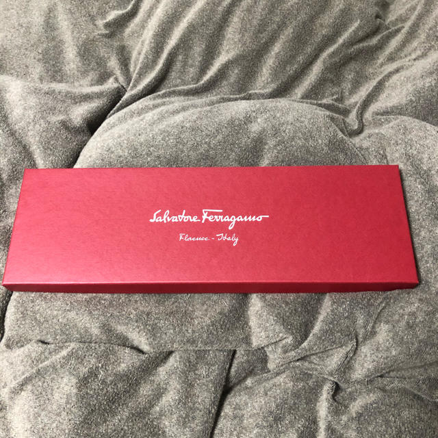 Salvatore Ferragamo(サルヴァトーレフェラガモ)の新品　フェラガモ　ネクタイ　ネイビー メンズのファッション小物(ネクタイ)の商品写真